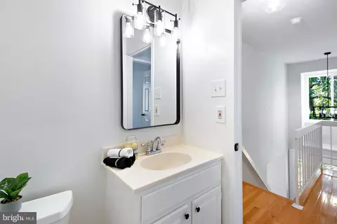 Bath - 6041 Forrest Hollow Ln, Springfield, VA 22152 photo 6 of 6
