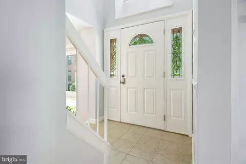 Entry Way - 6041 Forrest Hollow Ln, Springfield, VA 22152 photo 2 of 8