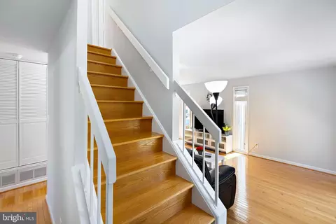 Entry Way - 6041 Forrest Hollow Ln, Springfield, VA 22152 photo 4 of 8