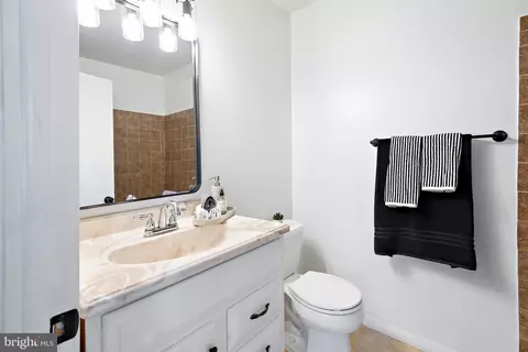 Bath - 6041 Forrest Hollow Ln, Springfield, VA 22152 photo 2 of 6