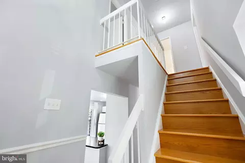Entry Way - 6041 Forrest Hollow Ln, Springfield, VA 22152 photo 5 of 8