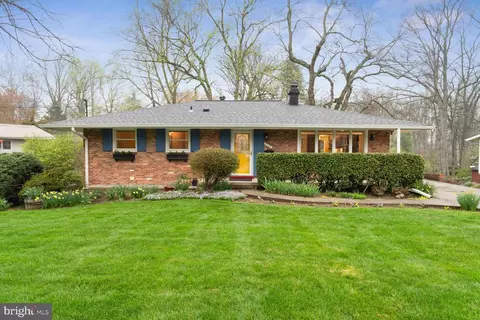 6748 Fern Ln, Annandale, VA 22003