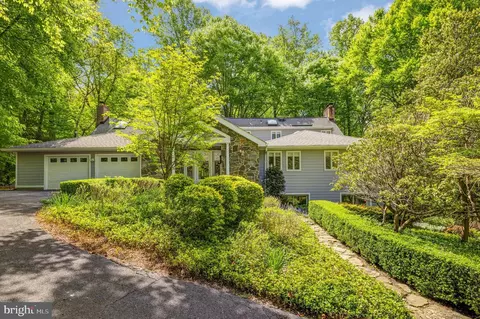 9001 Potomac Forest Dr, Great Falls, VA 22066