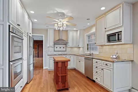Kitchen - 13008 Compton Rd, Clifton, VA 20124 photo 4 of 4