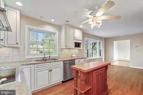 Kitchen - 13008 Compton Rd, Clifton, VA 20124 photo 3 of 4