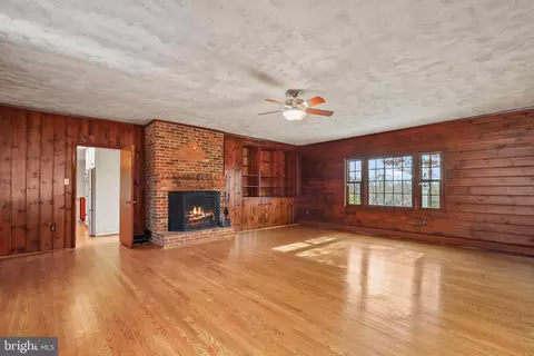 Living - 13008 Compton Rd, Clifton, VA 20124 photo 5 of 6
