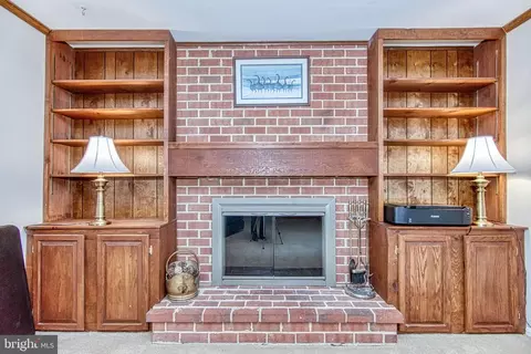 Living - 8331 Kenwood Ave, Springfield, VA 22152 photo 3 of 5