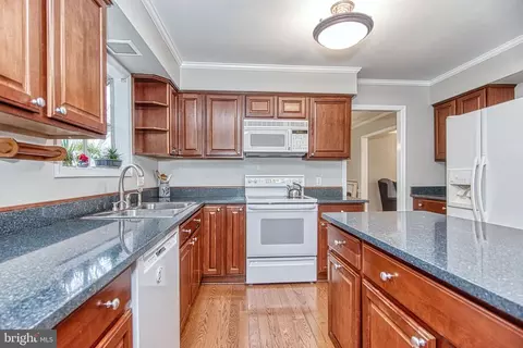Kitchen - 8331 Kenwood Ave, Springfield, VA 22152 photo 6 of 9