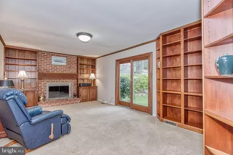 Living - 8331 Kenwood Ave, Springfield, VA 22152 photo 4 of 5