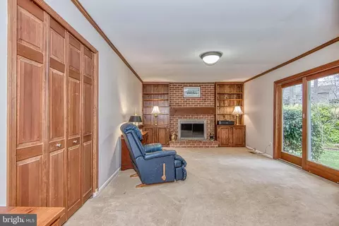 Living - 8331 Kenwood Ave, Springfield, VA 22152 photo 2 of 5