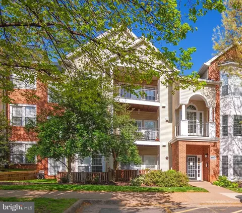 4137 Fountainside Ln #B202, Fairfax, VA 22030