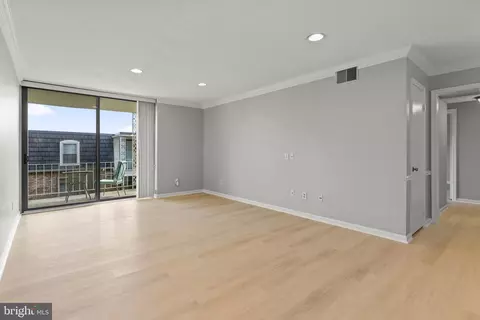 3119 Patrick Henry Dr #422, Falls Church, VA 22044