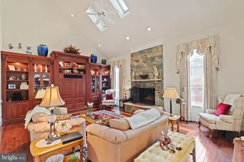 Living - 6214 Wayles St, Springfield, VA 22150 photo 6 of 13