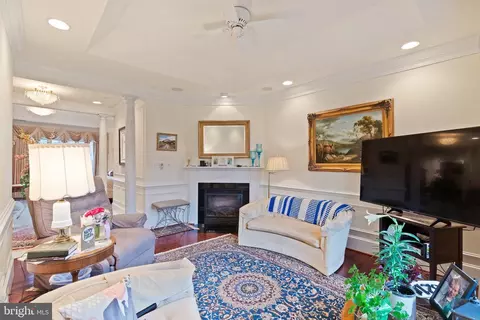 Living - 6214 Wayles St, Springfield, VA 22150 photo 9 of 13