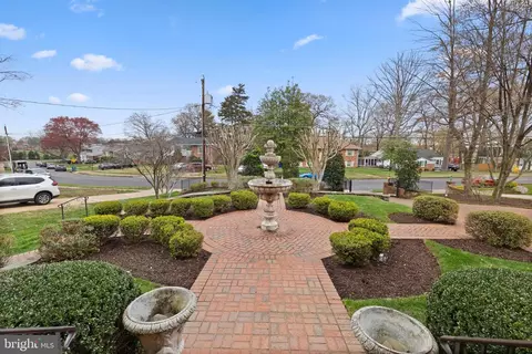 Exterior - 6214 Wayles St, Springfield, VA 22150 photo 3 of 32