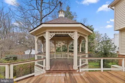 Exterior - 6214 Wayles St, Springfield, VA 22150 photo 6 of 32