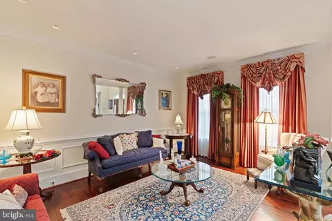 Living - 6214 Wayles St, Springfield, VA 22150 photo 4 of 13