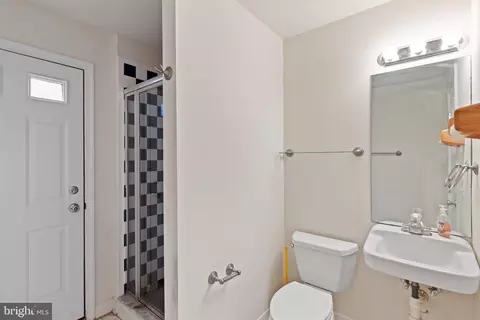 Bath - 6214 Wayles St, Springfield, VA 22150 photo 9 of 9