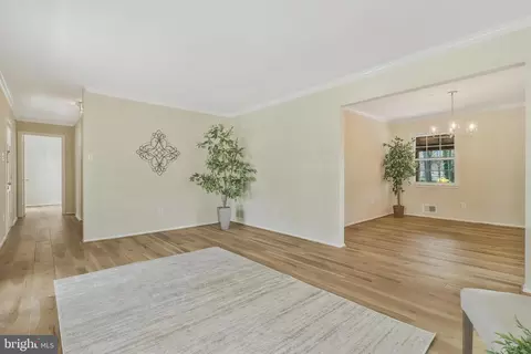 Living - 6132 Roxbury Ave, Springfield, VA 22152 photo 3 of 16