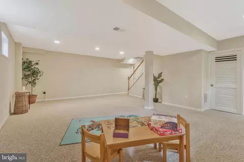 Living - 6132 Roxbury Ave, Springfield, VA 22152 photo 16 of 16