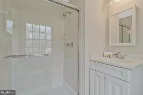 Bath - 6132 Roxbury Ave, Springfield, VA 22152 photo 6 of 10