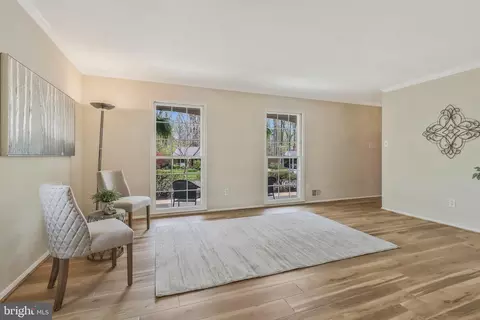 Living - 6132 Roxbury Ave, Springfield, VA 22152 photo 4 of 16