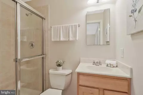 Bath - 6132 Roxbury Ave, Springfield, VA 22152 photo 9 of 10