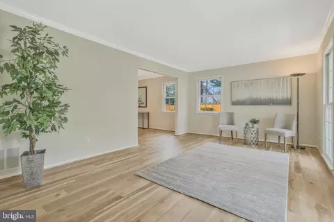 Living - 6132 Roxbury Ave, Springfield, VA 22152 photo 2 of 16