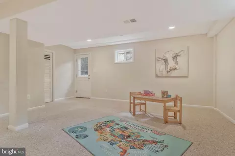 Living - 6132 Roxbury Ave, Springfield, VA 22152 photo 15 of 16