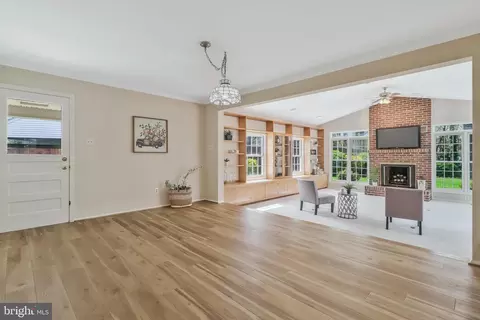 Living - 6132 Roxbury Ave, Springfield, VA 22152 photo 6 of 16