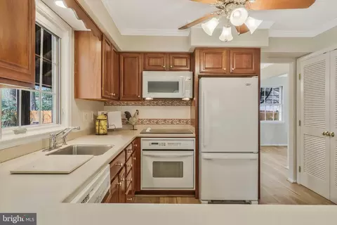 Kitchen - 6132 Roxbury Ave, Springfield, VA 22152 photo 4 of 6
