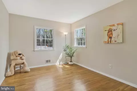 Living - 6132 Roxbury Ave, Springfield, VA 22152 photo 10 of 16