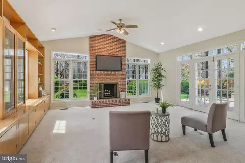 Living - 6132 Roxbury Ave, Springfield, VA 22152 photo 7 of 16