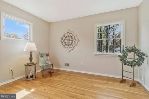 Living - 6132 Roxbury Ave, Springfield, VA 22152 photo 12 of 16