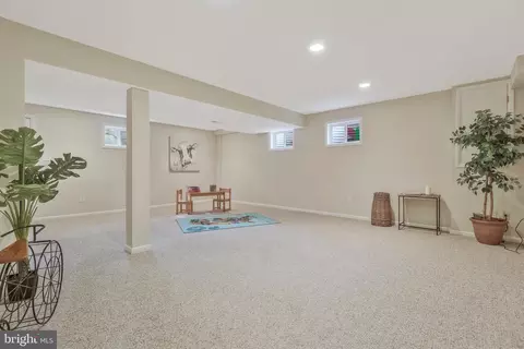 Living - 6132 Roxbury Ave, Springfield, VA 22152 photo 13 of 16