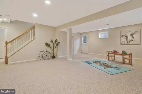 Living - 6132 Roxbury Ave, Springfield, VA 22152 photo 14 of 16