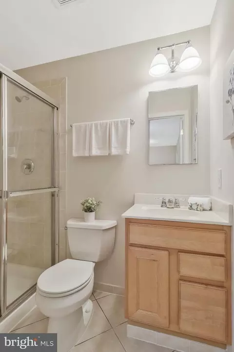 Bath - 6132 Roxbury Ave, Springfield, VA 22152 photo 10 of 10