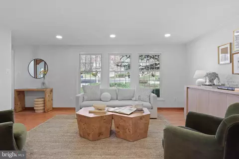Living - 7503 Candytuft Ct, Springfield, VA 22153 photo 2 of 12