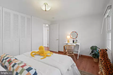 Bedroom - 7503 Candytuft Ct, Springfield, VA 22153 photo 9 of 10