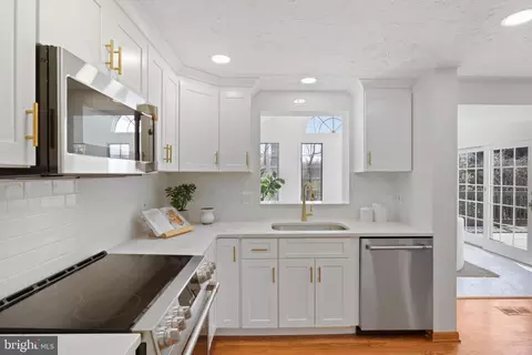 Kitchen - 7503 Candytuft Ct, Springfield, VA 22153 photo 4 of 5