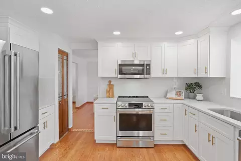Kitchen - 7503 Candytuft Ct, Springfield, VA 22153 photo 2 of 5