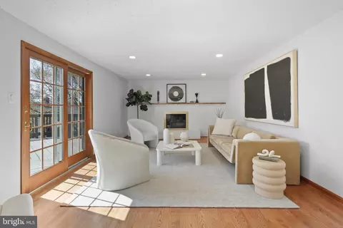 Living - 7503 Candytuft Ct, Springfield, VA 22153 photo 7 of 12