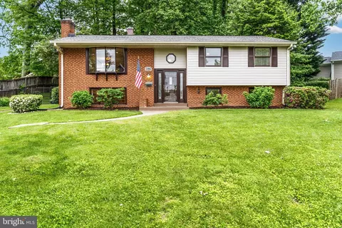 9232 Brian Dr, Vienna, VA 22180