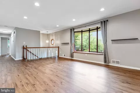 9232 Brian Dr, Vienna, VA 22180 photo 4