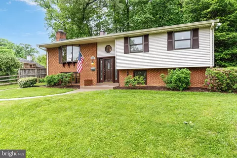9232 Brian Dr, Vienna, VA 22180 photo 2