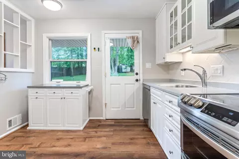 9232 Brian Dr, Vienna, VA 22180 photo 12