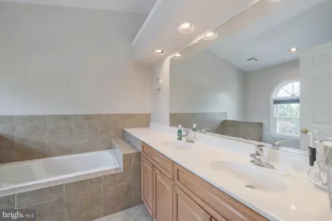 Bath - 7204 Tanworth Dr, Springfield, VA 22152 photo 2 of 6