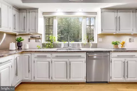 Kitchen - 1460 Highwood Dr, Mclean, VA 22101 photo 9 of 11
