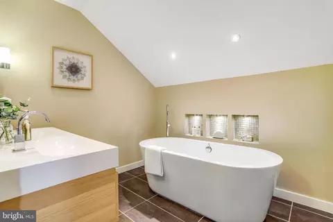 Bath - 1460 Highwood Dr, Mclean, VA 22101 photo 5 of 12