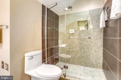 Bath - 1460 Highwood Dr, Mclean, VA 22101 photo 4 of 12